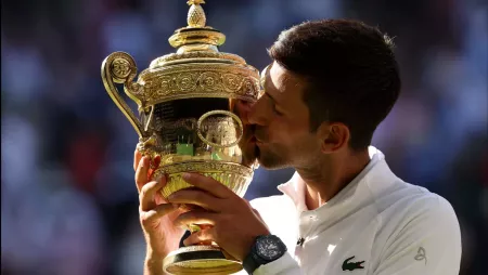  Novak Djokovic com o troféu de Wimbledon